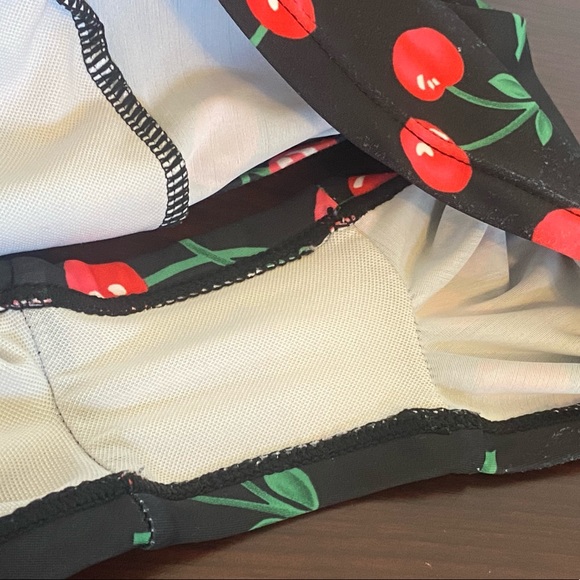 Pin-Up Girl Style Vintage Look One-Piece Swimsuit - Picture 6 of 8